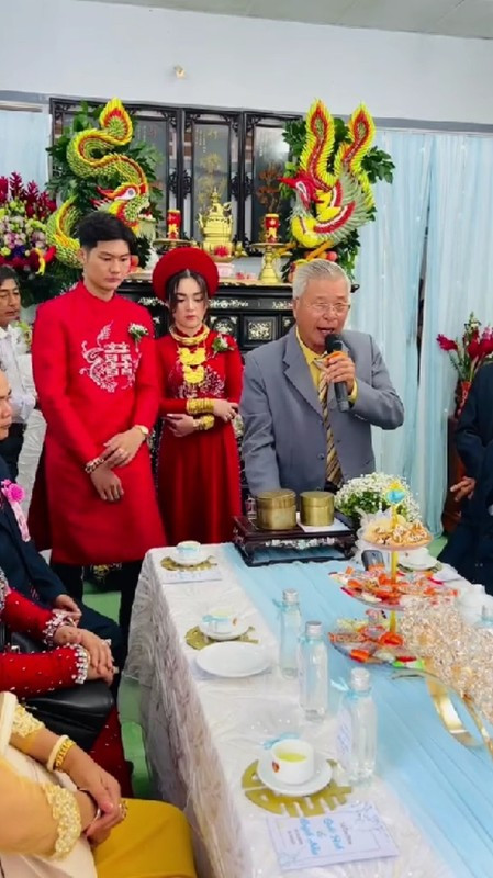Một đám cưới khác cũng nhiều vàng không kém, hồi môn lên tới vài chục cây vàng là khối tài sản mà cặp đôi này sở hữu.