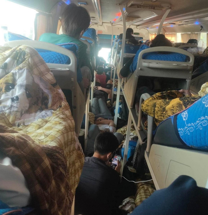 Việc về quê, di chuyển trên những chuyến xe khách trong dịp nghỉ lễ khiến nhiều người vô cùng ám ảnh.
