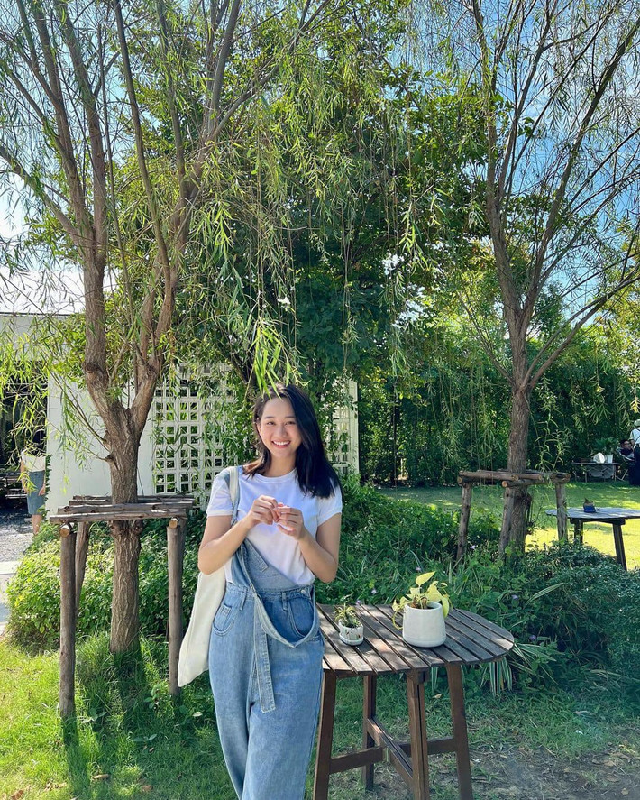 Ngoài ra, Trúc Anh còn bất ngờ tiết lộ cô đang làm bà chủ của một chuỗi cơm tấm. Hiện tại, thương hiệu đồ ăn của người đẹp có 2 cơ sở đi vào hoạt động và một cơ sở sắp khai trương.