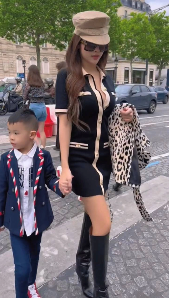 Đi cạnh con trai, Huyền Baby được khen trẻ trung, trông giống như hai chị em hơn là mẹ con.