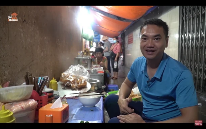 Duy “nến” hay còn được biết là chủ kênh youtube Hà Nội phố – một kênh chuyên review đồ ăn, chia sẻ địa chỉ các quán ăn, trải nghiệm các địa điểm du lịch.