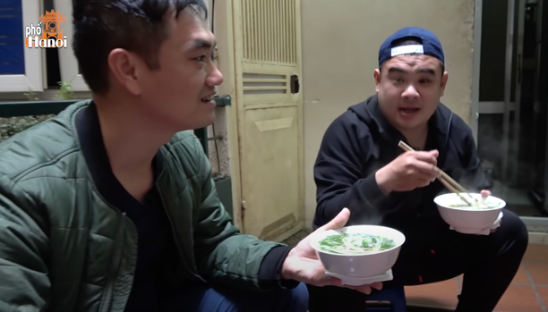 Review phở: Một chút cay quả tương ớt và một vị chua nhẹ rất là thanh thản của chanh. Rất là ngon.