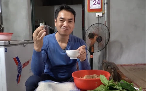 Trong một clip review nem tai thính, Youtuber Trần Văn Duy nhận xét: Cái vị sần sật của khiến người xem ngán ngẩm.