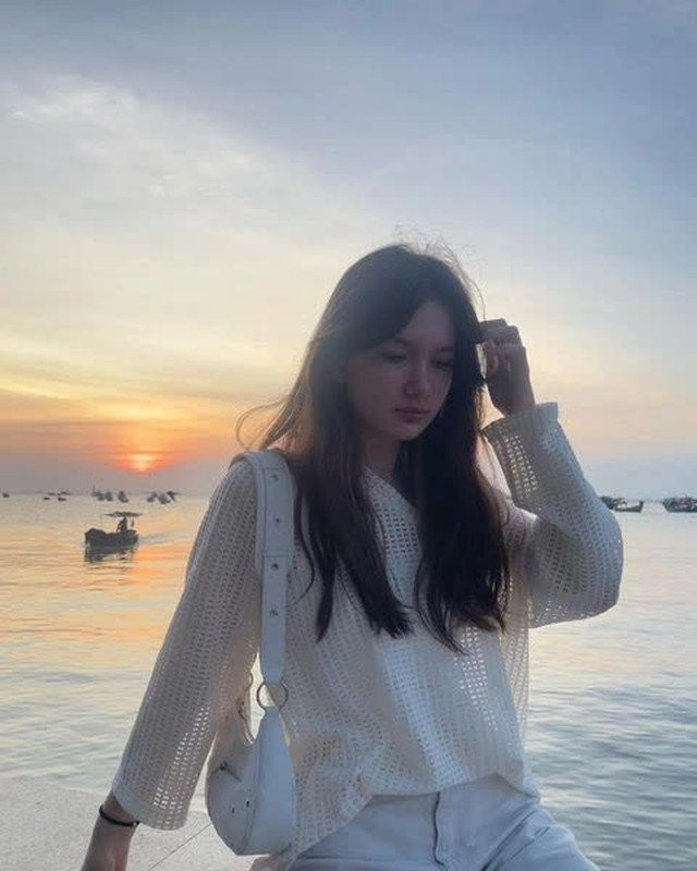 Em gái thủ môn đội tuyển Việt Nam mang hai dòng máu Việt - Nga có nước da trắng trẻo, nụ cười duyên.