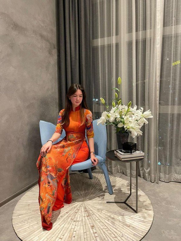 Thanh Giang nổi bật và dịu dàng khi diện tà áo dài Việt Nam, đây cũng chính là trang phục mà cô yêu thích nhất.