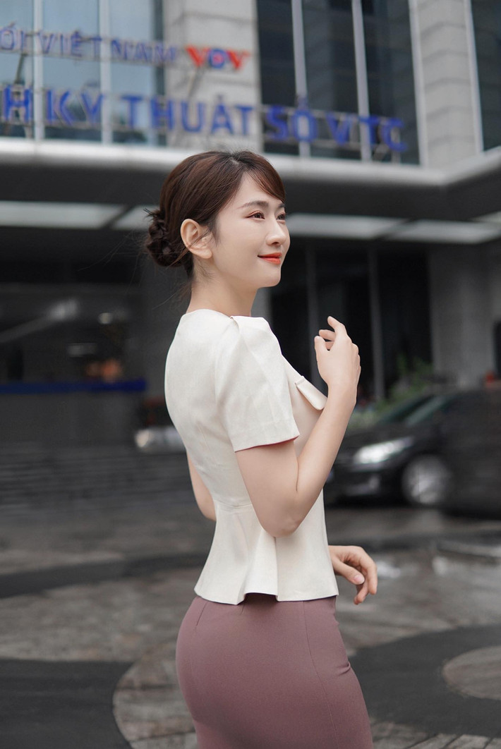 Hình ảnh này đối lập hoàn toàn với phong cách cá tính và hở bạo trước kia của nữ Tiktoker, khiến nhiều người "mắt tròn mắt dẹt".