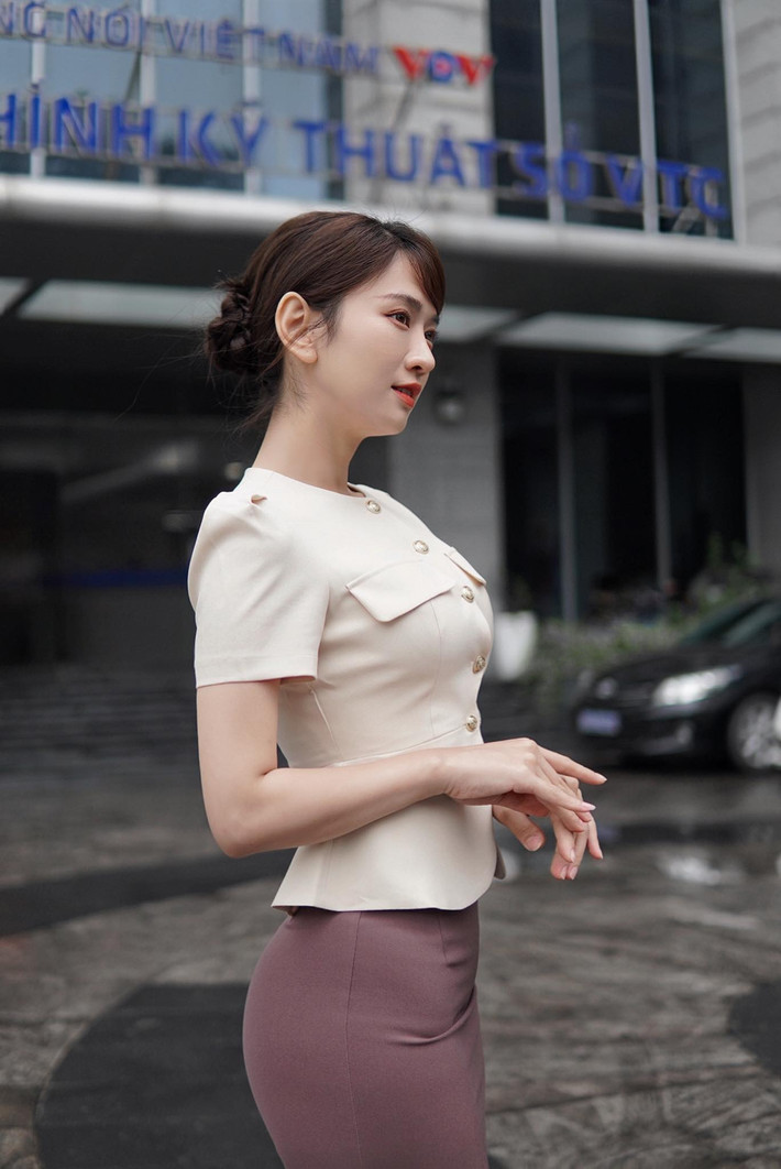 Thời gian gần đây, hot girl Lê Bống có vẻ đã rũ bỏ hoàn toàn hình ảnh cũ và xây dựng một hình tượng cá nhân trưởng thành, kín đáo hơn.