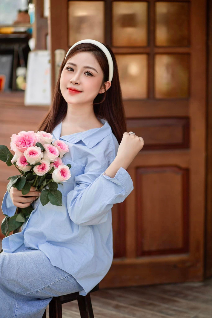 Cô giáo xứ Nghệ cầm bó hoa, mặc áo màu xanh chụp giống Lưu Diệc Phi, cô không quên tạo dáng nhẹ nhàng chuẩn nàng thơ.