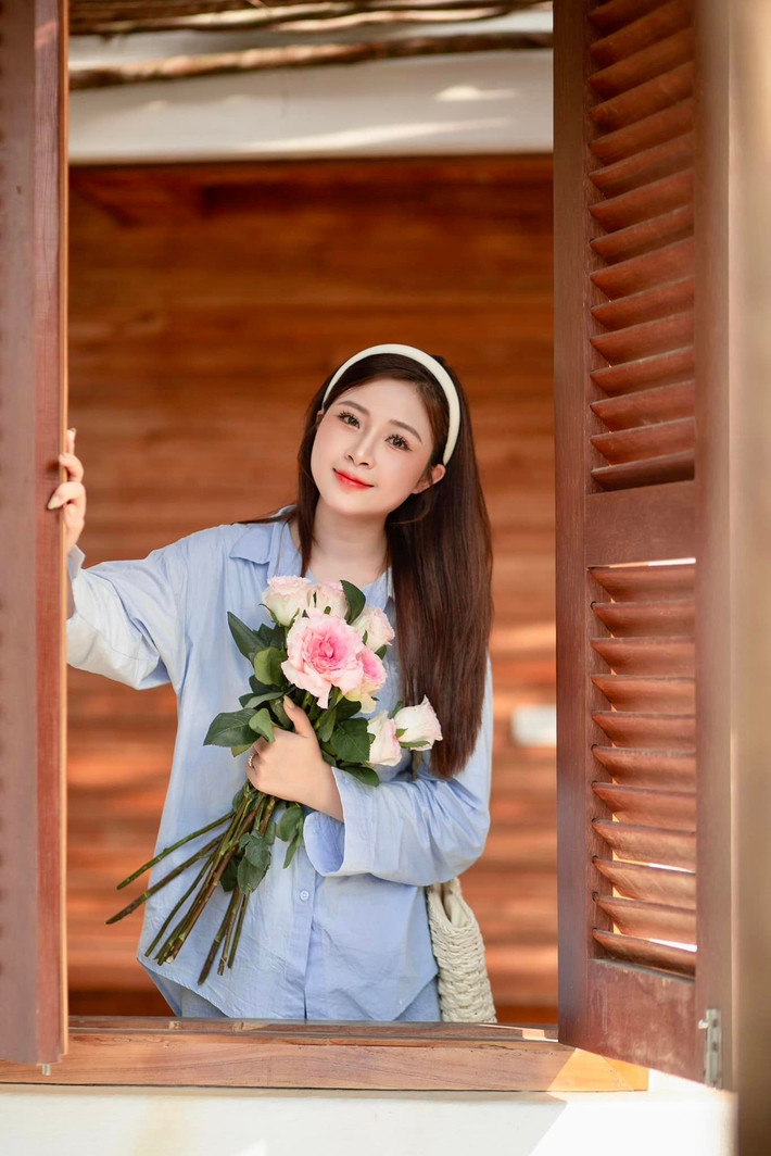 Dù mới hạ sinh em bé thứ hai một thời gian, thế nhưng, Nhật Linh chăm chỉ lấy lại vóc dáng xinh đẹp khiến ai nấy đều phải trầm trồ. Ảnh: FBNV