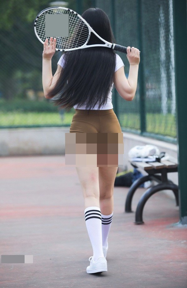 Hiện nay, phong trào tập luyện thể thao trong phái đẹp đang trở thành xu hướng. Tập luyện cần thoải mái vậy nên trên MXH xuất hiện nhiều hình ảnh chị em chọn thời trang hớ hênh khi đi tập, ai nhìn cũng nhức mắt.