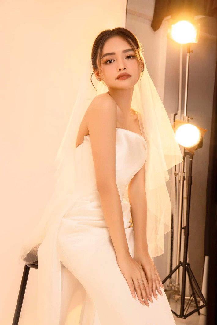 Không có mỹ phẩm hỗ trợ, trông Linda Ngô có phần nhợt nhạt nhưng phải thừa nhận rằng hot girl TikTok này sở hữu một gương mặt nét nào ra nét nấy, làn da cũng mịn màng không chút tì vết.