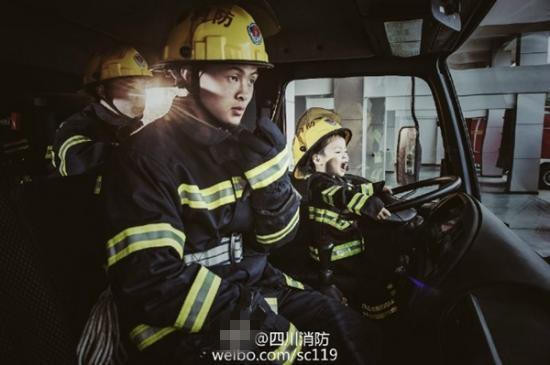 Thậm chí, em còn lái cả xe cứu hỏa với một vẻ mặt rất biểu cảm. Ảnh: Weibo.