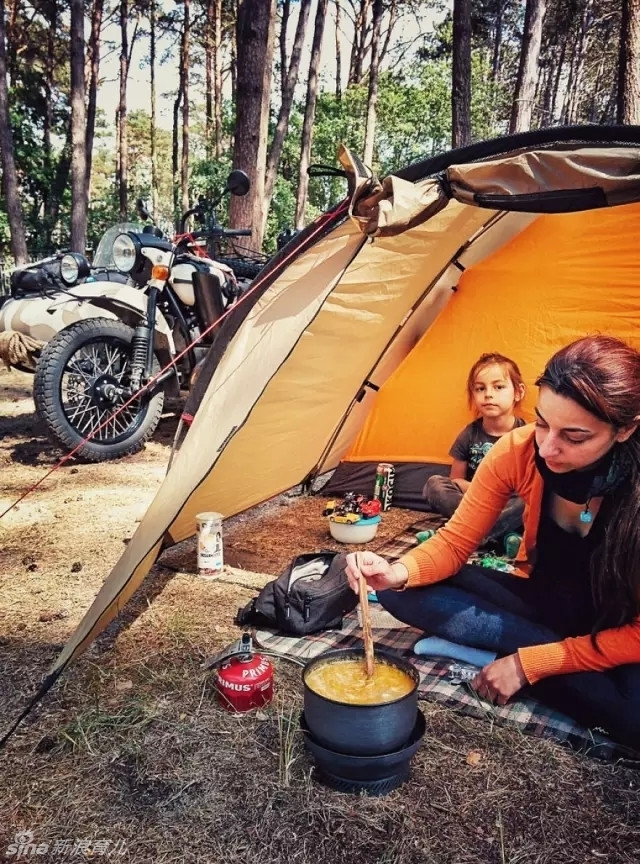 Với mục đích hòa mình vào thiên nhiên, Bardu cùng vợ và cô con gái thường dành phần lớn thời gian nghỉ ngơi của mình trong những khu rừng rậm ven đường với lều và trại mang theo chứ không nghỉ ở khách sạn. Ảnh: Sina.