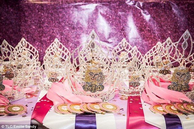 Tất cả các bé tham gia cuộc thi đều dành được vương miện và kỷ niệm chương thay vì xếp hạng nhất nhì ba như những cuộc thi sắc đẹp của người lớn khác. Ảnh: Dailymail.