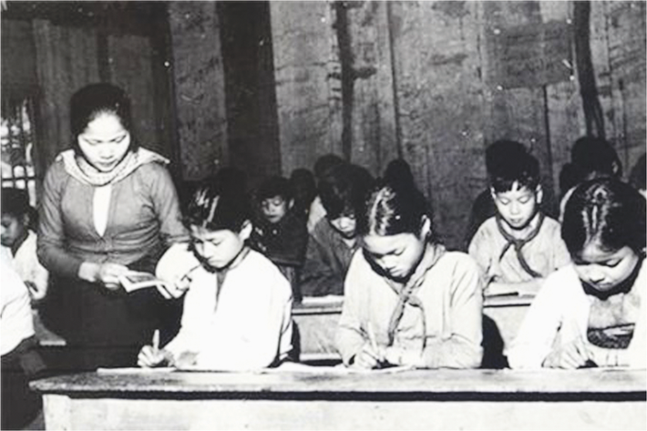 Những lớp học thời bao cấp dù thiếu thốn và trông rất tạm bợ nhưng cũng từng là nơi đào tạo ra rất nhiều nhân tài. Ảnh: Baogialai.
