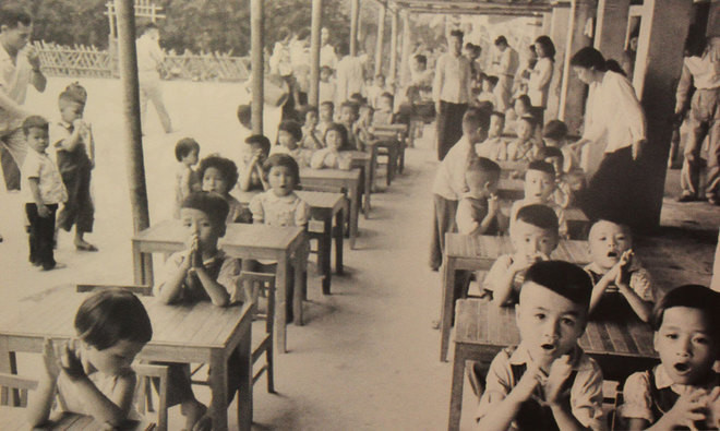 Việc đi học trong thời bao cấp được miễn phí hoàn toàn ngay từ cấp "i-tờ"(cấp 1) cho đến các cấp cao hơn. Ảnh: Ongbachau.