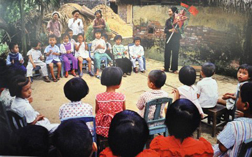 Một lớp học mẫu giáo làng trong những năm đầu của công cuộc đổi mới. Ảnh: YCN.