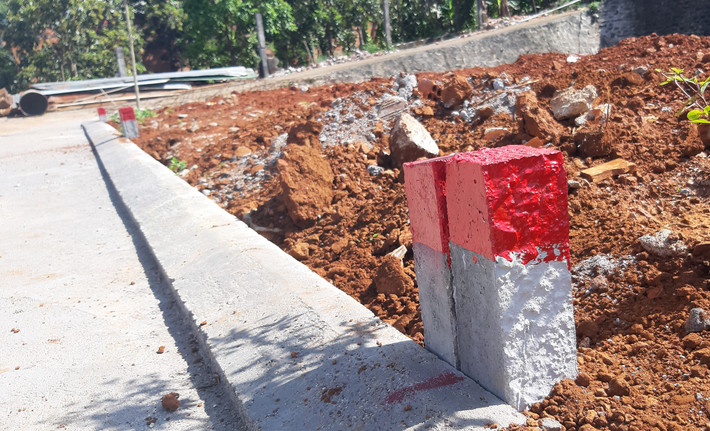 Chủ đầu tư cho cắm cọc phân lô giao đất cho những người mua. Theo ghi nhận của phóng viên, khu vực trên được chủ đầu tư phần thành hàng chục lô với diện tích gần 100 m2, có giá gần 1 tỷ đồng mỗi lô.