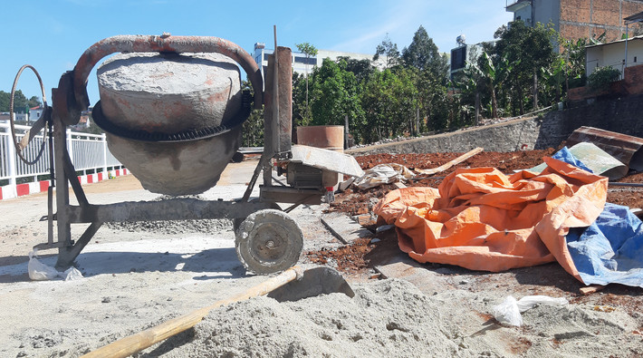 Nhiều máy móc được chủ đầu tư huy động để thực hiện dự án còn nằm ngổn ngang tại đây.