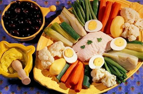 Chế độ dinh dưỡng không đầy đủ. Việc cơ thể bị thiếu vitamin A có thể làm tăng khả năng tạo thành ung thư của các loại virus nói chung và virus gây ung thư cổ tử cung nói riêng. Vậy nên việc đảm bảo chế độ dinh dưỡng hàng ngày là vô cùng quan trọng. Trong khẩu phần ăn của mình bạn gái nên ăn thêm các thực phẩm như cà rốt, gan, trứng, thịt bò nạc,… để không chỉ giữ cho mình một cơ thể khỏe mạnh mà còn tránh được nguy cơ ung thư cổ tử cung.