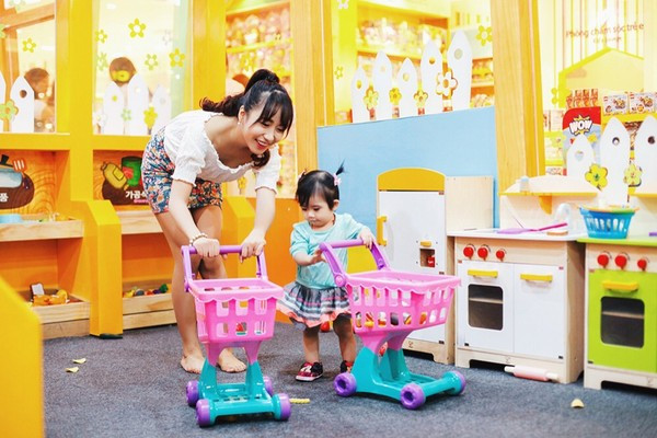 Hãy là một bà mẹ tốt vừa đủ. Bạn phải luôn xác định được việc nào, thời điểm nào cần làm cho con, thay con. Việc nào, thời điểm cần phải rèn kỹ năng sống cho con, dạy con làm, để con tự lo. Có như thế bạn mới giúp con dần hình thành tính tự lập trong cuộc sống.
