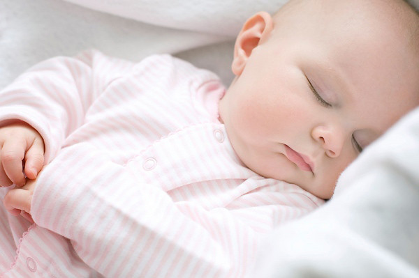 Ngủ đúng giờ. Bé cần ngủ đủ để phát triển toàn diện. Trẻ sơ sinh ngủ nhiều hơn, có khi bé ngủ đến 15-17 tiếng mỗi ngày. Dần dần, thời gian ngủ của bé sẽ rút ngắn lại và cho đến tầm 1 tuổi, bé ngủ trung bình 12-14 tiếng mỗi ngày là đủ. Từ nhỏ, khi bé ngủ, mẹ nên tắt đèn chỉ mở đèn ngủ có ánh sáng yếu để con quen với “dấu hiệu” này. Khi bé được 10 tháng trở lên, mẹ có thể rèn cho bé ngủ trưa từ 11h-14h, và tối ngủ sớm (từ 20h-6h sáng). Thời gian còn lại trong ngày, hãy cho bé hoạt động với các đồ chơi… như vậy bé sẽ có giấc ngủ ngoan.