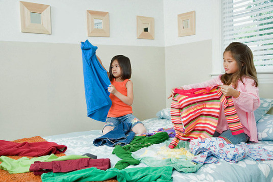 Khi trẻ lên 5,6 tuổi, mẹ có thể luyện cho bé làm việc nhà. Kỹ năng này giúp bé hình thành ý thức tự lập cũng như biết chia sẻ, giúp đỡ cha mẹ và sau này là những người xung quanh.