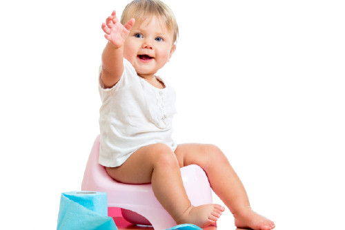 Tập xi và cho trẻ ngồi bô. Việc làm này rất có lợi cho cả mẹ và bé sau này. Cách làm rất đơn giản nhưng phải kiên trì: cứ cách khoảng 30 phút, mẹ bế con vào toilet xi cho con. Thói quen này vừa giúp mẹ tiết kiệm chi phí bỉm tã của con, đồng thời tạo cho con thói quen chủ động trong chuyện vệ sinh. Khoảng 1 tuổi, bé đã có thể đòi mẹ cho đi xè hoặc ị. Mẹ sẽ không phải vất vả mỗi khi con ị đùn hoặc tè dầm.