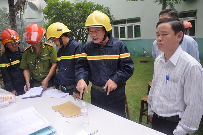Đại tá Lê Tấn Bửu – Giám đốc Sở Cảnh sát PCCC TP HCM trực tiếp chỉ đạo tại hiện trường.