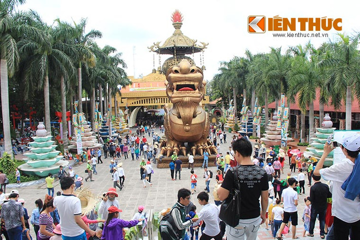 Ngày 2/9, rất đông người dân tại TP HCM, Bình Dương và khu vực lân cận đã đổ về tại các khu du lịch, điểm vui chơi để giải trí dịp lễ Quốc khánh 2/9.