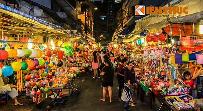 Mặc dù chưa tới Tết Trung thu, nhưng phố lồng đèn Lương Nhữ Học (Q.5, TP HCM) đã bắt đầu nhộn nhịp.