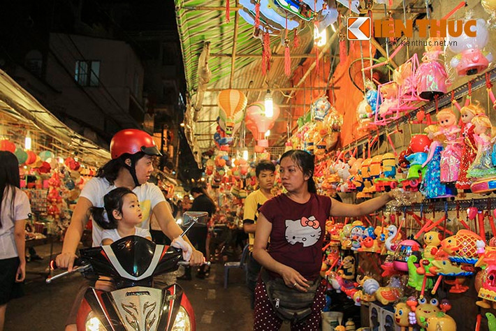 Nhiều trẻ em tỏ ra thích thú khi được ba mẹ đưa đi mua lồng đèn.