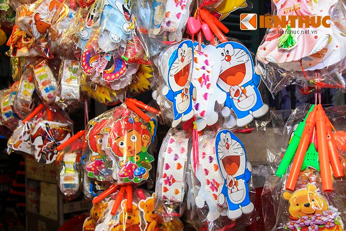 Cả những chiếc lồng đèn dành cho thiếu nhi được gắn thêm nhạc và hình các nhân vật hoạt hình ngộ nghĩnh.