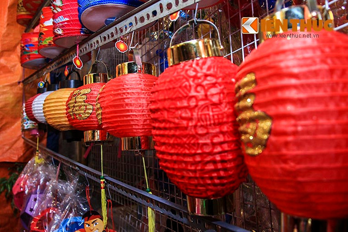 Phố lồng đèn nổi tiếng với những vật phẩm dành cho Trung thu như lồng đèn truyền thống...