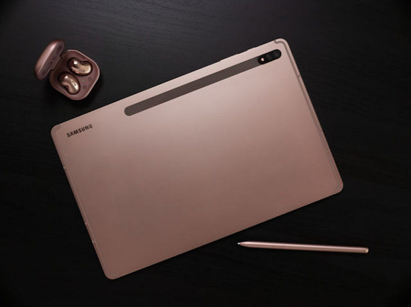 Máy tính bảng cao cấp nhất của Samsung là Samsung Tab S7+ Phiên bản kết nối Wi-Fi có giá 899,99 USD, trong khi phiên bản nối mạng giá 1.049,99 USD. Gói bảo hiểm SamsungCare+ 3 năm cho thiết bị giá 159,99 USD. Tổng cộng: 2.429,95 USD.