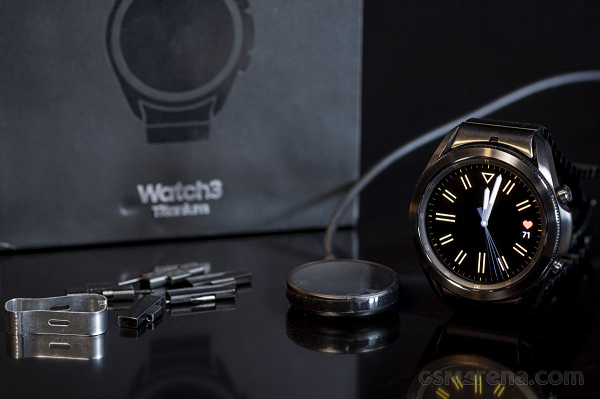 Smartwatch xịn xò nhất của Samsung hiện nay là Galaxy Watch 3 Titanium hiện được bán với giá 499,99 USD. Dây đeo bằng da có giá 79,99 USD. kèm sạc không dây kiêm máy khử trùng tia UV cho điện thoại, đồng hồ, tai nghe với giá 39,99 USD. Tổng cộng: 619,97 USD