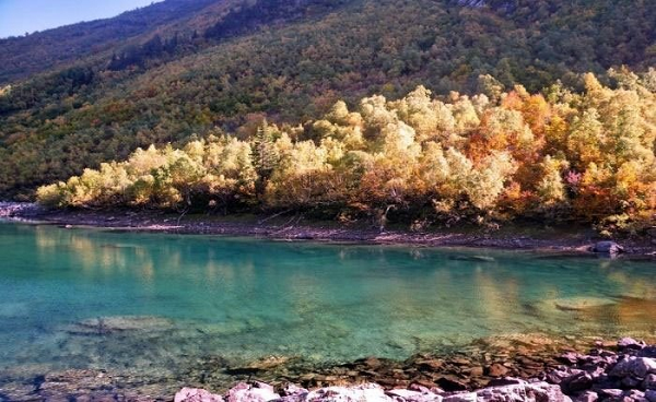 Hồ Karachay ở Nga nguy hiểm đến mức chỉ cần đứng gần 1 tiếng là đủ để gặp một cái chết đau đớn từ bức xạ gấp 600 lần chụp X quang. Nguyên nhân bắt nguồn từ một sự cố của nhà máy vật liệu phân hạch "Mayak" vào năm 1957.