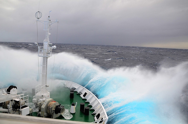 Vùng biển Drake Passage rộng hơn 804 km nằm giữa Cape Horn (Nam Chile) và đảo Livingston (Scotland) nguy hiểm bởi thời tiết khắc nghiệt, nước biển động, những tảng băng trôi không đoán trước, tốc độ gió cao, dòng nước mạnh và tầm nhìn tối thiểu. Drake Passage được biết đến là một nghĩa địa xác tàu.