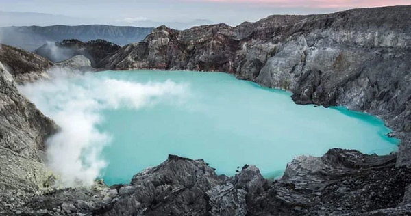 Hồ axit Kawah Ijen vốn là miệng núi lửa có tính axit mạnh nhất trên thế giới. Năm 2008, một nhà thám hiểm đã đi thuyền cao su ra hồ để đo độ chua của nó. Độ pH của nước ở rìa hồ đo được khoảng 0,5, trong khi ở trung tâm hồ, độ pH là 0,13 do sự hiện diện của nồng độ axit sulfuric cao.