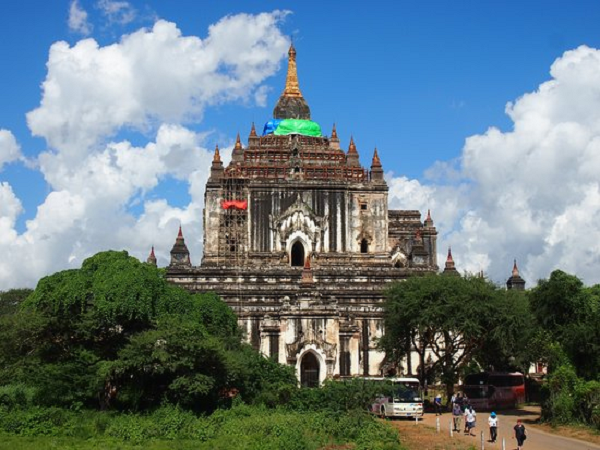Ngay trên sân thượng của ngôi chùa. Có một tượng Phật lớn được làm từ gạch và thạch cao. Đền Thatbyinnyu mang nhiều giá trị văn hóa cũng như lịch sử. Là một trong 4 ngôi đền hoành tráng nhất Bagan. Thatbyinnyu là địa điểm thu hút khách tham quan mỗi khi du lịch Myanmar.
