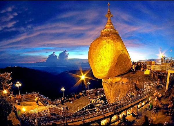 Chùa Kyaikhtiyo hay Chùa Đá Vàng được xây dựng vào năm 574 trước Công Nguyên. Đây được xem là một trong những kỳ quan của vùng Đông Nam Á. Khu đền chùa nằm trên một tảng đá to được dát vàng nằm trên mỏm đá chênh vênh ở độ cao 1.100m, được lưu truyền là do sợi tóc của đức Phật nên mới không bị sụp.