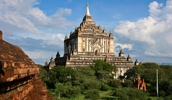 Tương truyền, đền Thatbyinnyu là kho tàng bích họa của nghệ thuật Phật giáo Myanmar, nhưng trong những đợt trùng tu, người ta đã quét vôi trắng lên tường, làm mất hết các bức họa quý giá.