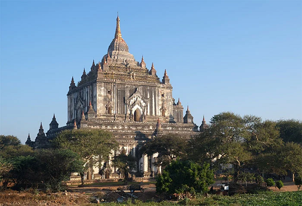 Theo ngôn ngữ Myanmar thì Thatbyinnyu nghĩa là “tri giác” mà Đức phật đã giác ngộ. Đây là điều quan trọng mà những tín đồ phật giáo phải ghi nhớ. Với chiều cao 61m, đền Thatbyinnyu đứng đầu về chiều cao của các ngôi đền, chùa ở Bagan.