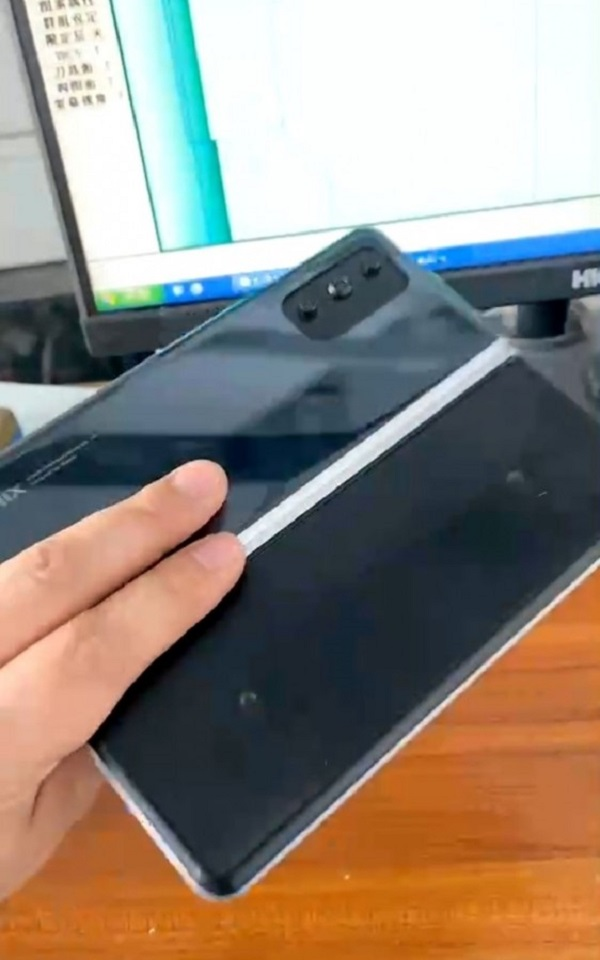 Mi Mix là dòng điện thoại có thiết kế đột phá hoặc sở hữu những công nghệ mới lần đầu xuất hiện của hãng điện thoại của Trung Quốc. Hình ảnh thực tế được đăng tải trên Weibo chỉ là một nguyên mẫu với bộ khung mà không đi kèm màn hình hay các linh kiện điện tử.