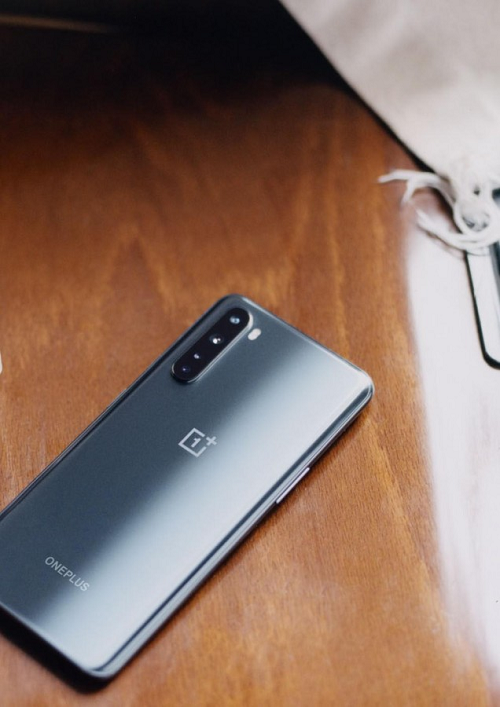 Nord 5G có 4 camera sau, gồm camera chính 48 megapixel, camera góc siêu rộng 8 megapixel, camera đo độ sâu trường ảnh 5 megapixel và camera chụp macro 2 megapixel. Máy có camera trước dạng kép với camera chính 32 megapixel và camera góc siêu rộng 8 megapixel.