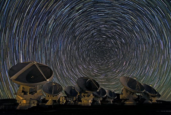 "Chớp sóng vô tuyến", gọi tắt là FRB (Fast Radio Bursts), là một dạng tín hiệu vô tuyến ngắn nhưng mạnh mẽ, thường được truyền tới Trái đất từ một nơi rất xa xôi.