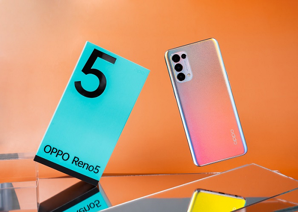 Dòng OPPO Reno thế hệ mới này có 2 phiên bản màu sắc, gồm đen huyền bí và bạc đa sắc. Chỉ cần xoay nhẹ cổ tay, mặt lưng OPPO Reno5 5G tạo nên vô vàn màu sắc sinh động với hiệu ứng chuyển màu bắt mắt như màu xanh của bầu trời và màu tím của dải ngân hà Milky Way.
