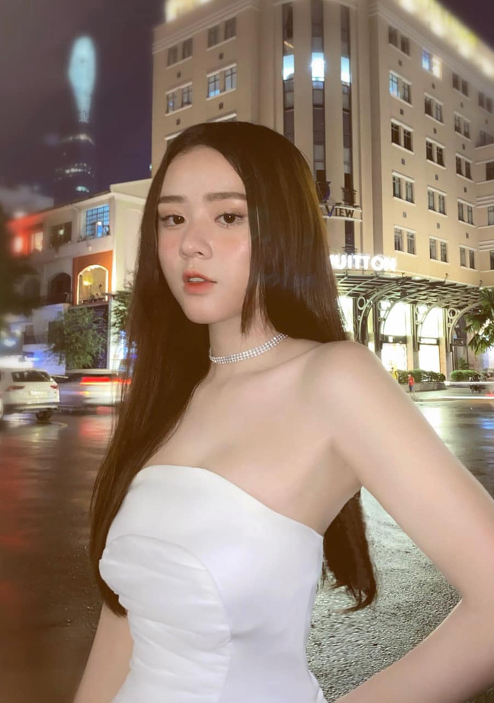 Hồng Hân được khen ngợi có gương mặt xinh như thiên thần, vóc dáng đẹp với chiều cao ấn tượng là 1m65.