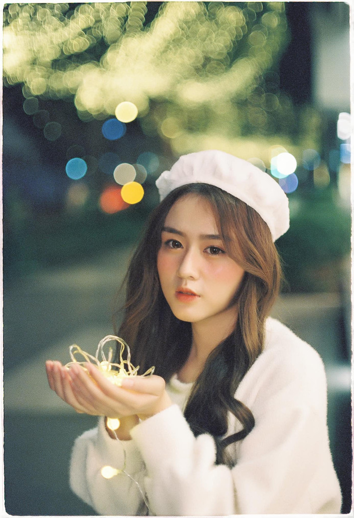 Hồng Hân của thời học sinh sở hữu vẻ ngoài trong trẻ, gương mặt dễ thương. Trái ngược lại hiện tại cô mang nét đẹp quyến rũ và cuốn hút.
