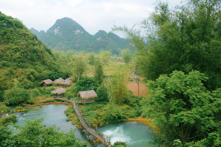 Cao Bằng là điểm du lịch nổi tiếng được mẹ thiên nhiên ưu ái ban tặng cho những cảnh quan hùng vĩ và những địa danh mang đậm dấu ấn lịch sử. Ảnh: Van Hni